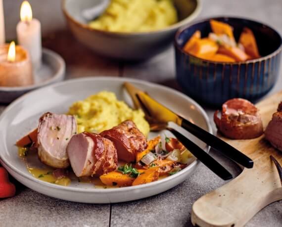 Schweinefilet im Speckmantel mit Kartoffelpüree und Karottengemüse