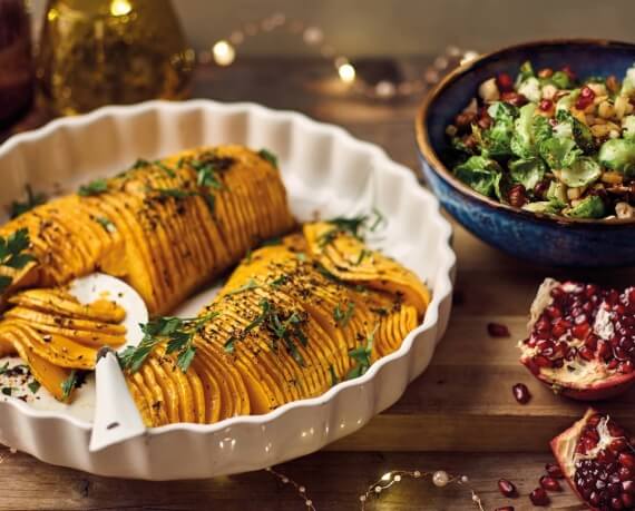 Hasselback-Kürbis mit Rosenkohlsalat