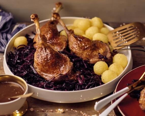 Gänsekeule mit Rotkohl und Kartoffelklößen