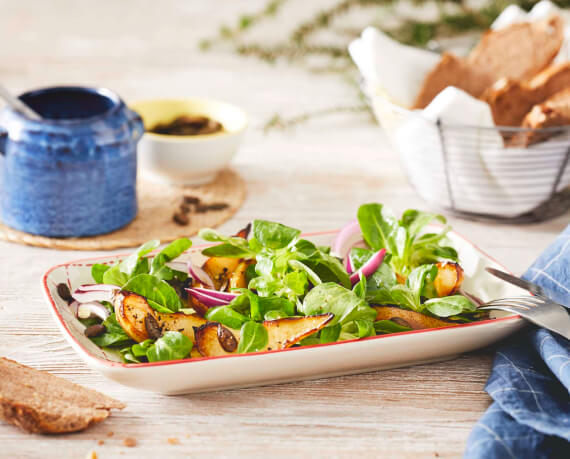 Feldsalat mit gebratenen Birnenspalten