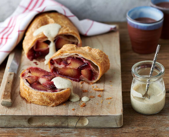 Pflaumen-Strudel mit Vanillesauce