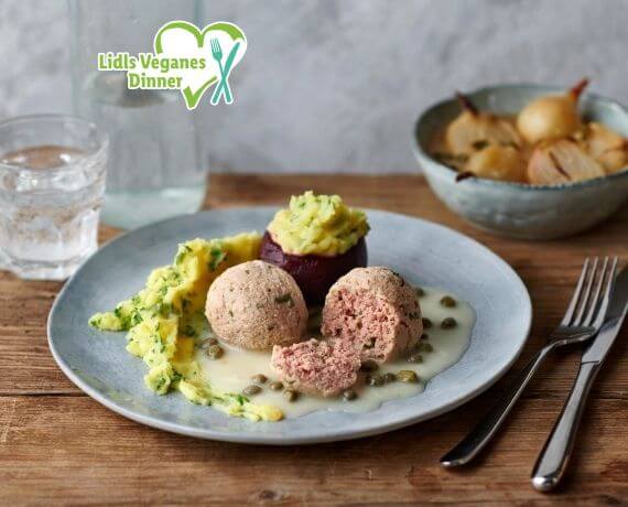 Vegane Königsberger Klopse in sämiger Zitronen-Kapernsauce, Petersilienkartoffelpüree und Roter Bete