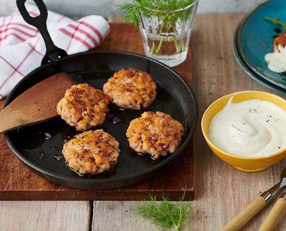 Lachsfrikadellen mit Honig-Senf-Dip