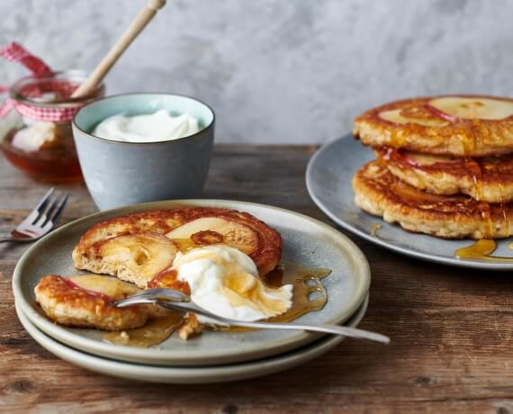 Apfel-Hafer-Pancakes mit griechischem Joghurt