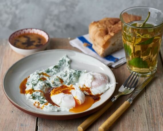 Cilbir – türkisches pochiertes Ei mit Joghurt und Gewürzbutter