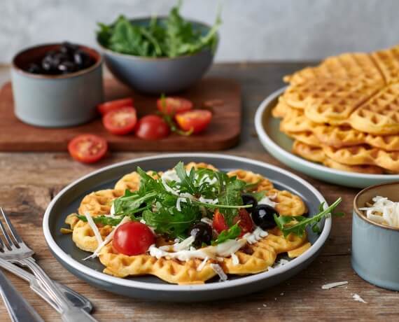 Herzhafte Waffeln mit Karotten und Rucola