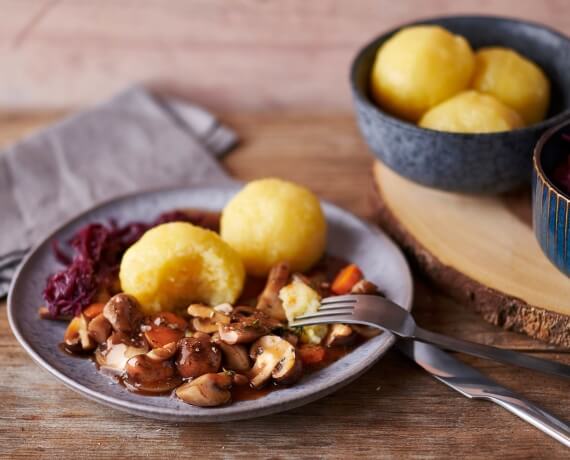 Pilzgulasch mit Seidenknödeln und Rotkohl