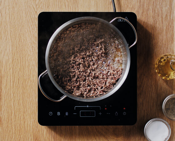 Dies ist Schritt Nr. 2 der Anleitung, wie man das Rezept Bolognese-Sauce Grundrezept zubereitet.