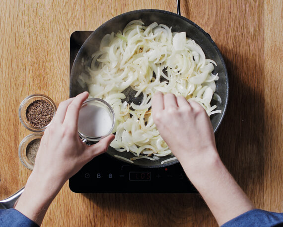 Dies ist Schritt Nr. 2 der Anleitung, wie man das Rezept Klassischer Zwiebelkuchen zubereitet.