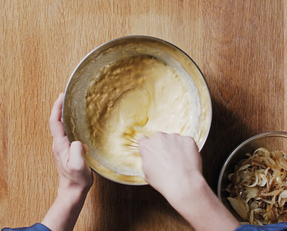 Dies ist Schritt Nr. 4 der Anleitung, wie man das Rezept Klassischer Zwiebelkuchen zubereitet.