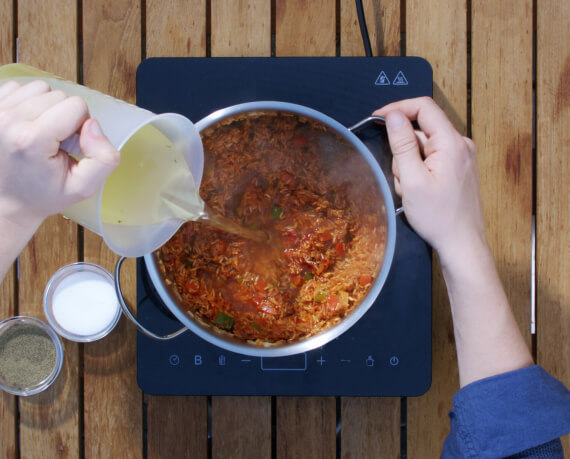 Dies ist Schritt Nr. 3 der Anleitung, wie man das Rezept Schaschlik mit Paprikareis zubereitet.