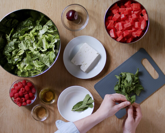 Dies ist Schritt Nr. 1 der Anleitung, wie man das Rezept Salat mit Melone und Himbeeren zubereitet.