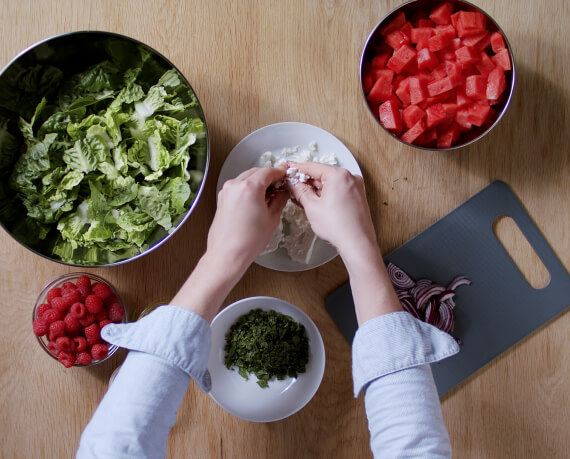 Dies ist Schritt Nr. 2 der Anleitung, wie man das Rezept Salat mit Melone und Himbeeren zubereitet.
