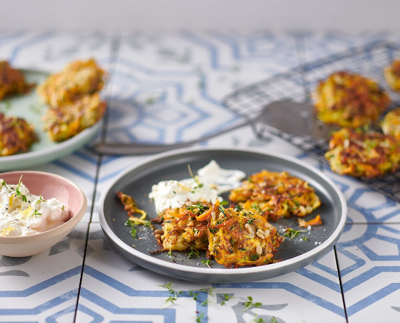 Gemüsepuffer mit Feta-Dip