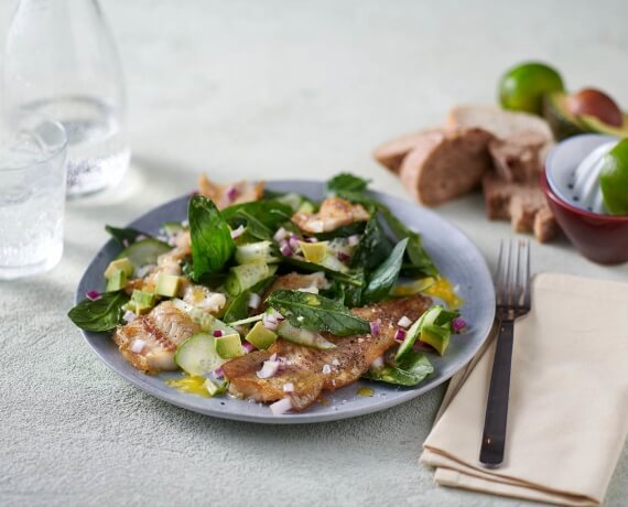 Salat mit gebratenem Seelachs