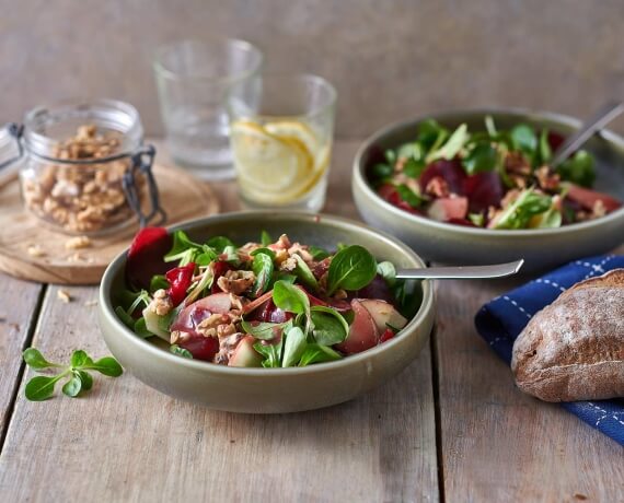 Wintersalat mit frischen Äpfeln