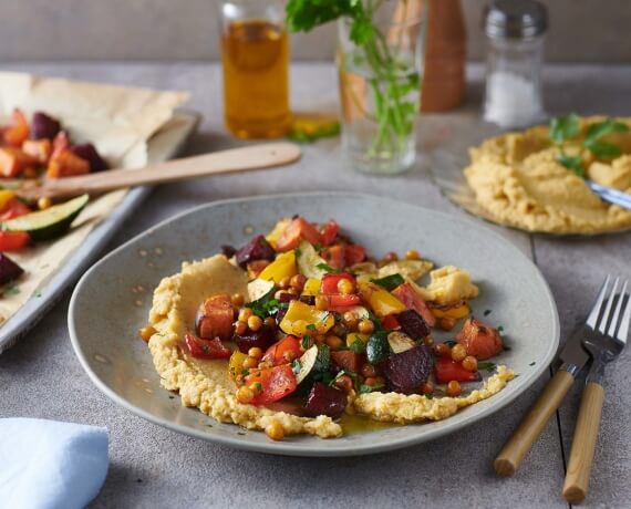 Ofengemüse-Salat mit Hummus