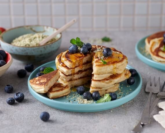 Bananen-Pancake mit Hanfsamen und Heidelbeeren