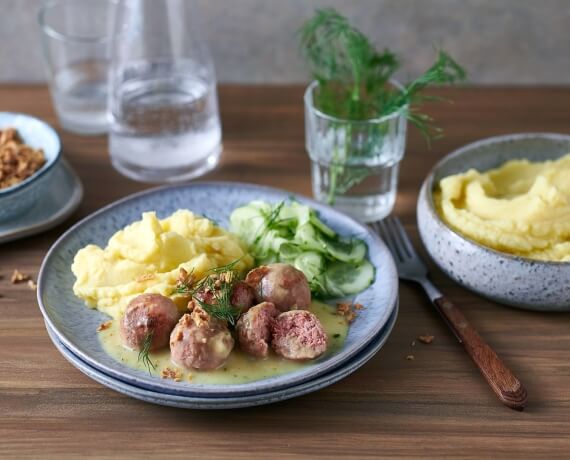 Vegane Köttbullar mit Püree und Gurkensalat