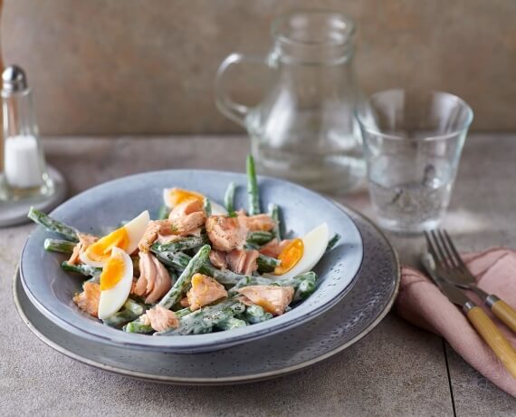 Cremiger Bohnensalat mit Lachs und Ei