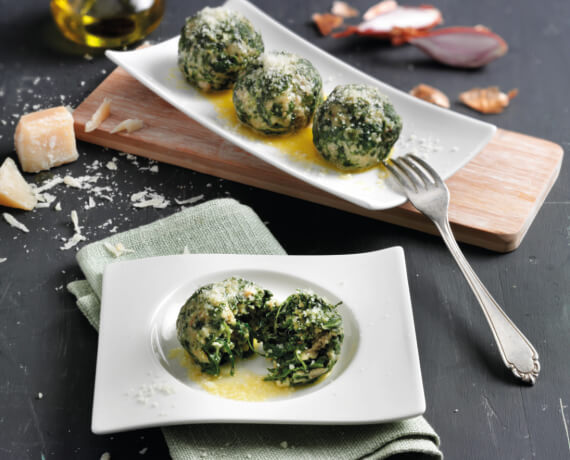 Spinatbällchen mit Butter und Parmesan