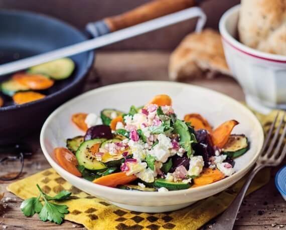 Gebratenes Gemüse mit Feta-Kräuter-Topping