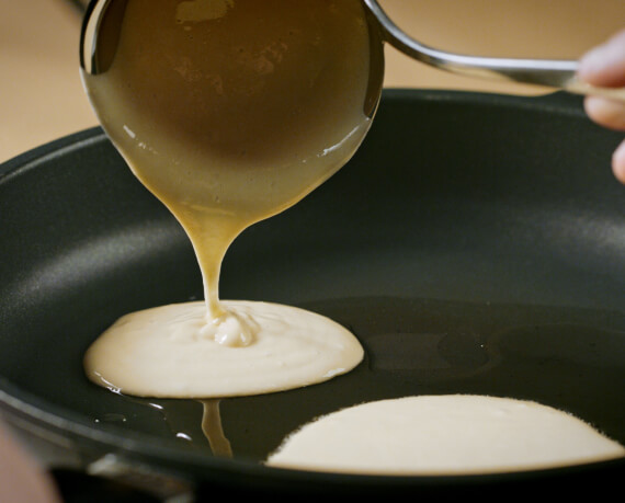 Dies ist Schritt Nr. 2 der Anleitung, wie man das Rezept Pancakes mit Heidelbeeren und Himbeeren zubereitet.