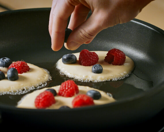 Dies ist Schritt Nr. 3 der Anleitung, wie man das Rezept Pancakes mit Heidelbeeren und Himbeeren zubereitet.