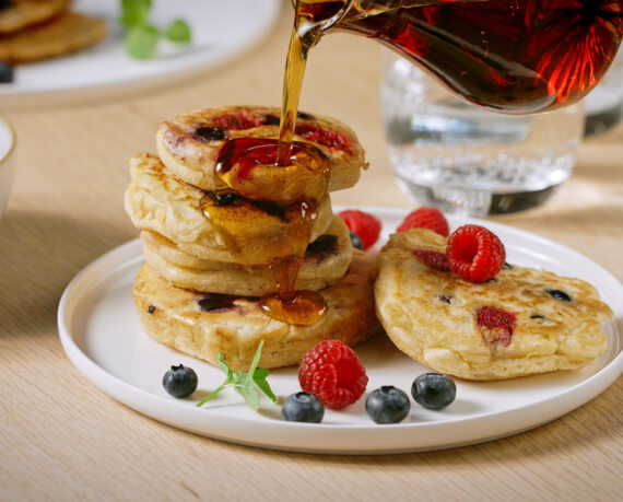 Dies ist Schritt Nr. 4 der Anleitung, wie man das Rezept Pancakes mit Heidelbeeren und Himbeeren zubereitet.