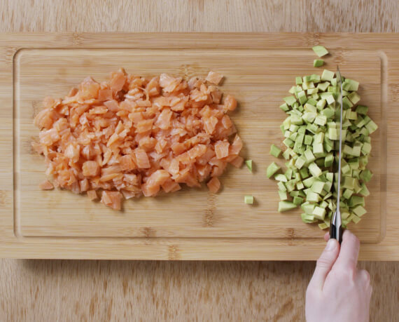 Dies ist Schritt Nr. 1 der Anleitung, wie man das Rezept Avocado-Lachs-Tatar zubereitet.