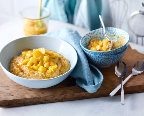 Frucht-Mandel-Porridge mit Pfirsich-Mango-Grütze