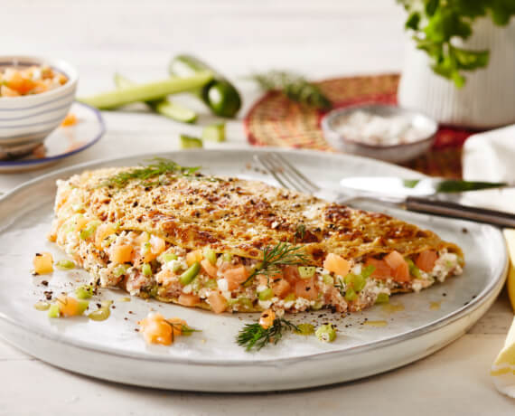 Gefüllte Kräuter-Omeletts mit Lachs und Hüttenkäse