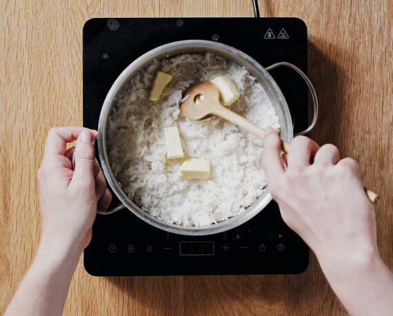 Dies ist Schritt Nr. 7 der Anleitung, wie man das Rezept Hähnchencurry mit Brokkoli und Reis zubereitet.