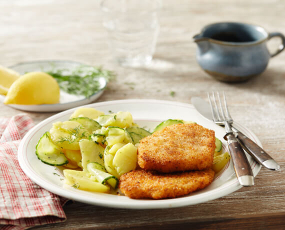 Veganes Schnitzel mit Gurken-Kartoffel-Salat