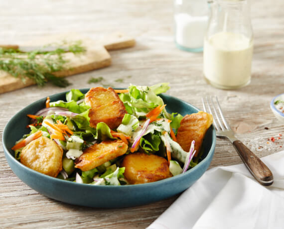 Gemischter Salat mit veganen Nuggets