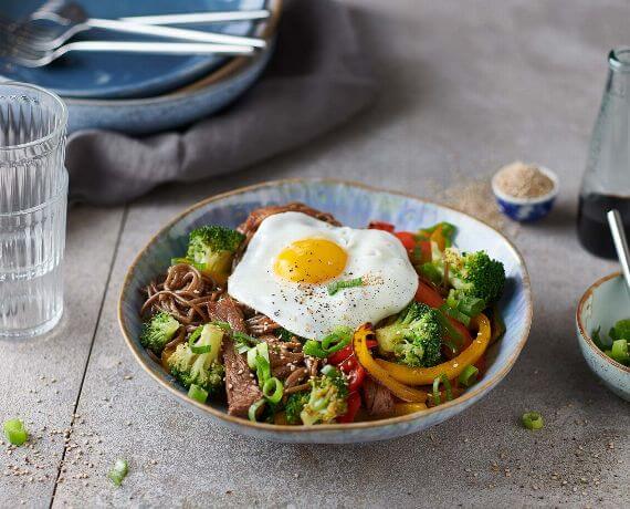 Soba-Nudeln mit Rindfleischstreifen und Brokkoli