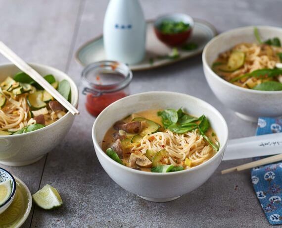 Asiatische Kokos Suppe mit Udon-Nudeln