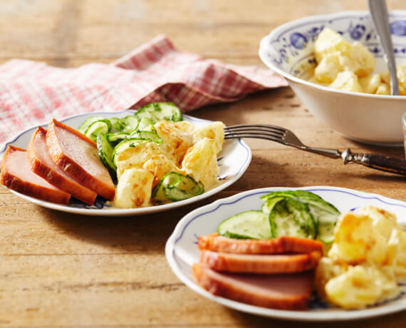 Leberkäse mit Gurkensalat und Senf-Kartoffeln