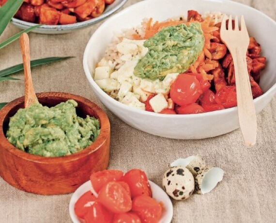 Bunte Gemüsebowl mit Guacamole, Mozzarella und Basmatireis