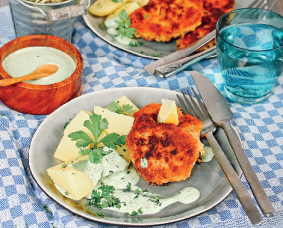 Panierte Schnitzel mit Salzkartoffeln und grüner Sauce