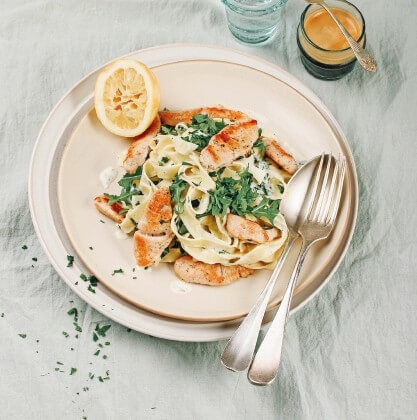 Tagliatelle mit Putenstreifen und Rucola-Zitronen-Crème-fraîche