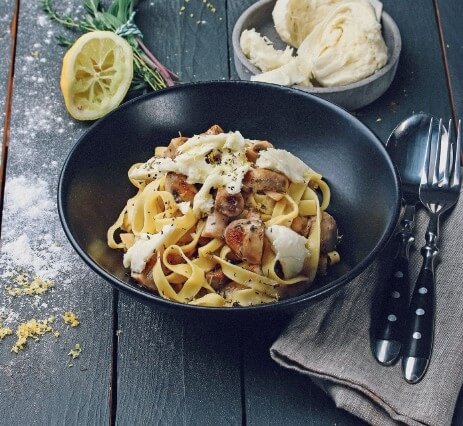 Tagliatelle mit Pilz-Zitronen-Sauce und Mozzarella