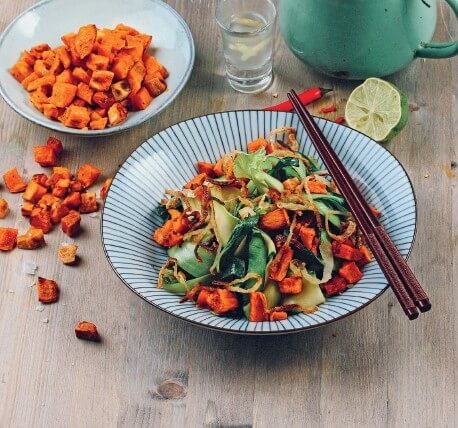 Gebackene Süßkartoffeln mit scharfem Pak Choi und Röstzwiebeln