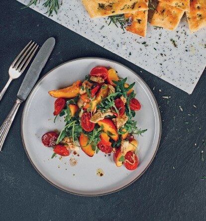 Marinierte Ofentomaten mit Nektarinen-Rucola-Salat & Rosmarinfocaccia