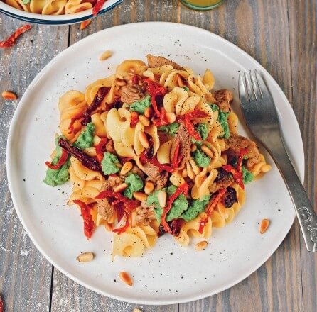 Fusilli mit Streifen vom Schwein, getrockneten Tomaten und Erbsenpesto