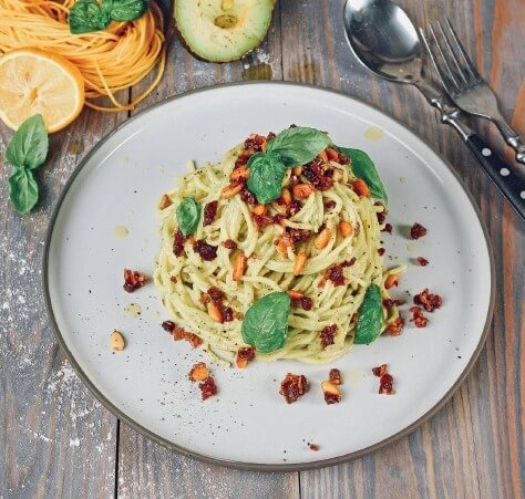 Spaghetti mit gerösteten Pinienkernen, Avocado und Basilikum