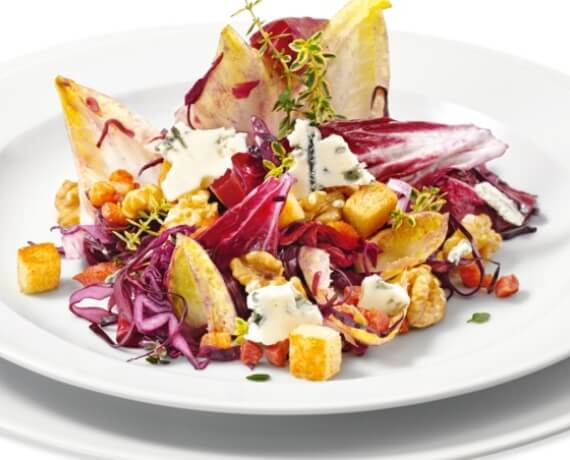 Winter-Salat mit Blauschimmelkäse und Walnuss-Vinaigrette