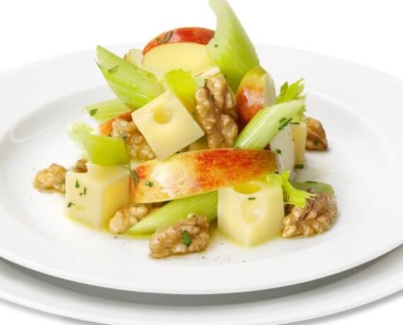 Walnuss-Käse-Salat mit Äpfeln