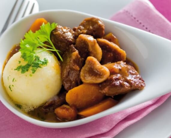 Gulasch mit Feigen und Kartoffelklößen