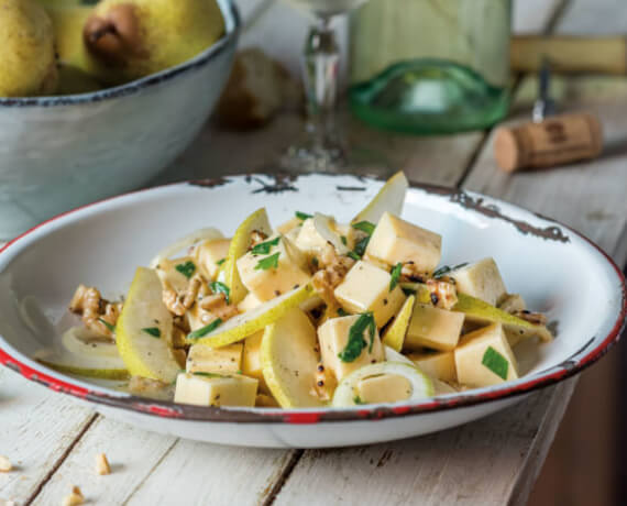 Fruchtiger Käsesalat mit Walnüssen und Birne